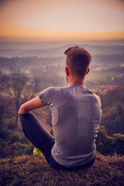 Barış üstüne gökyüzü dağ bakmak