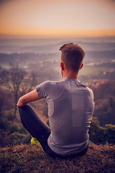 Barış üstüne gökyüzü dağ bakmak