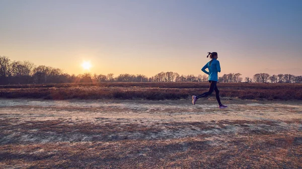 Runner Meisje Winterlandschap Zon — Stockfoto