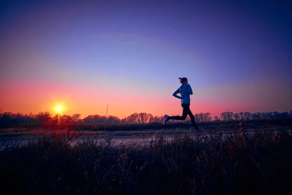 Runner Meisje Winterlandschap Zon — Stockfoto