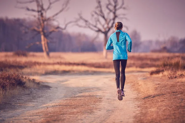 Runner Meisje Winterlandschap Zon — Stockfoto