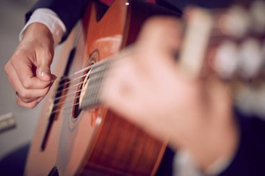 Klasik gitar müzik çalma