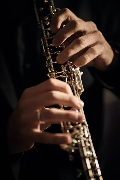 Oboe Jugador Sobre Fondo Negro —  Fotos de Stock