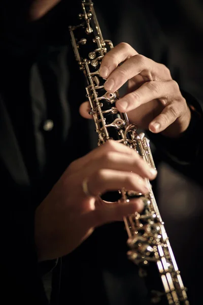 Oboe Jugador Sobre Fondo Negro —  Fotos de Stock