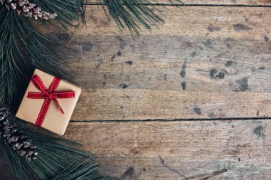 Eski tahta arka plan ile çam dalları tatil hediyeler Noel kartı üstten görünüm