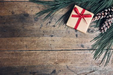 Eski tahta arka plan ile çam dalları tatil hediyeler Noel kartı üstten görünüm