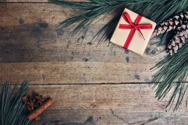 Eski tahta arka plan ile çam dalları tatil hediyeler Noel kartı üstten görünüm