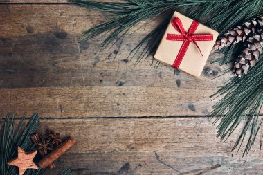 Eski tahta arka plan ile çam dalları tatil hediyeler Noel kartı üstten görünüm