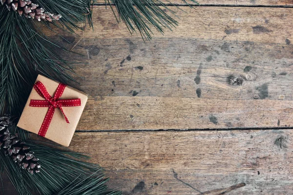Eski tahta arka plan ile çam dalları tatil hediyeler Noel kartı üstten görünüm