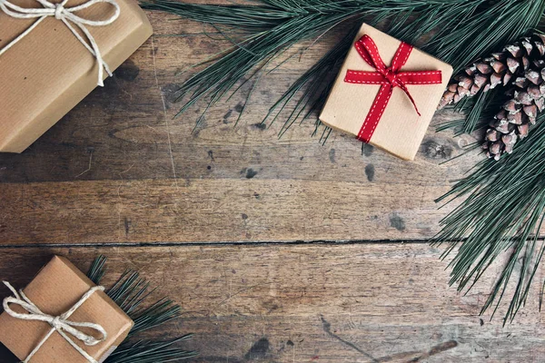 Eski tahta arka plan ile çam dalları tatil hediyeler Noel kartı üstten görünüm