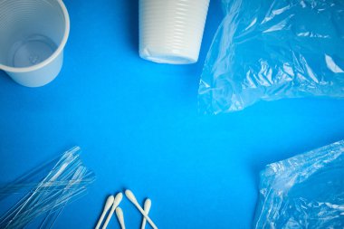 Plastik torba, cam, pamuk-flok tehlikeli, okyanus düz lay