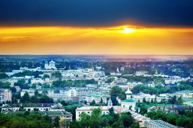 Bir yükseklik ve günbatımı şehir panoraması
