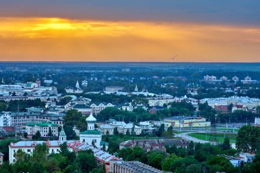Gün batımında şehir panoraması