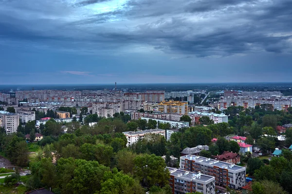 Panorama Van Stad Met Donkere Wolken — Stockfoto