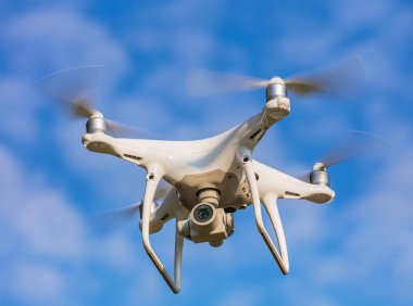 Wallisellen, İsviçre - 23 Eylül 2017: uçan, arka planda, uçağın ön seçici odak mavi gökyüzü ile DJI indeks işlem Phantom 4 Pro parazit. Hayalet 4 Pro tasarlanmış ve ile DJI indeks işlem şirketi tarafından üretilen bir tüketici dron olduğunu.