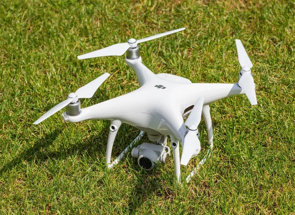 Wallisellen, İsviçre - 22 Mayıs 2018: yeşil çimen, uçağın ön seçici odak üzerinde duran bir ile DJI indeks işlem Phantom 4 Pro dron. Hayalet 4 Pro tasarlanmış ve ile DJI indeks işlem şirketi tarafından üretilen bir tüketici dron olduğunu.