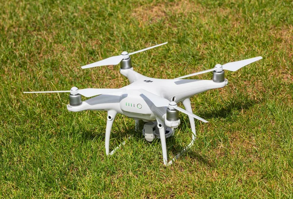 DJI Phantom 4 Pro drone står på grönt gräs — Stockfoto