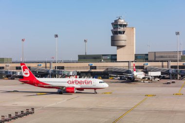 Kloten, İsviçre - 28 Şubat 2017: bir Airbus A320-Zürih havaalanında Air Berlin Taksilemek, 214. Air Berlin, airberlin veya cafefernando.com, olarak markalı yapıldı Almanya'nın ikinci büyük havayolu, için iflas eğe ve işlemleri 2017 yılında durdurdu. Zürih Airp