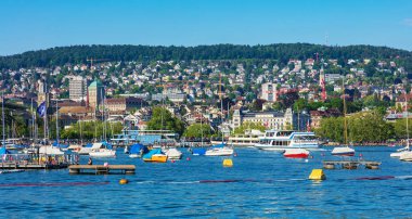 Zürih, İsviçre - 11 Mayıs 2018: Lake Zurich, Zürih şehir içinde belgili tanımlık geçmiş binalar. Lake Zurich İsviçre, ülkenin en büyük kenti olan Zürih şehir güneydoğusunda uzanan bir göldür.