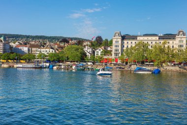Zürih, İsviçre - 11 Mayıs 2018: insanlar Limmat Nehri çıkabilir binalar Zürih şehir Nehri boyunca. Zürih İsviçre ve Swiss canton Zürih'in başkenti en büyük kenti olduğunu.