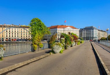 Geneva, İsviçre - 24 Eylül 2016: görünüm Rhone Nehri'nin köprüden Pont des Bergues, binalar Nehri boyunca. Cenevre şehir Cenevre, İsviçre'deki ikinci en kalabalık şehir olmak Swiss Kanton başkentidir.