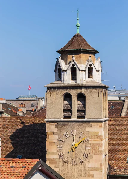 Una Torre Del Reloj Techos Los Edificios Parte Histórica Ciudad —  Fotos de Stock