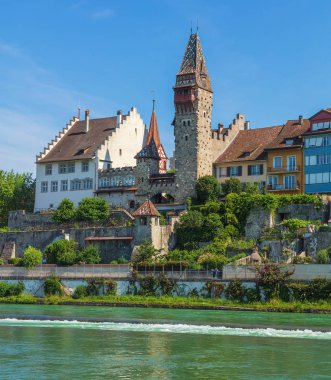 Bremgarten, İsviçre - 16 Haziran 2018: binalar Reuss Nehri boyunca şehrin tarihi bölümü. Bremgarten Aargau, İsviçre Kantonu iline bağlı, onun Ortaçağ tarihi kent Ulusal önemi mirası listeleniyor.
