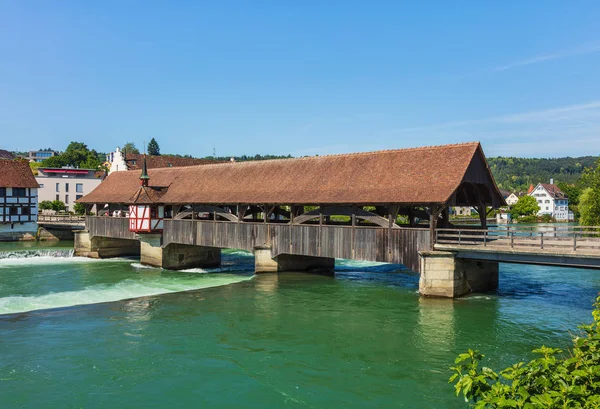 中世纪的桥梁在 Reuss 河在镇 Bremgarten 在夏天 Bremgarten 是瑞士 Aargau 的一个市镇 它的中世纪老城被列为国家重要的文物遗址 — 图库照片