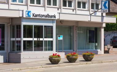 Bremgarten, İsviçre - 16 Haziran 2018: Zurcherstrasse Caddesi üzerinde Aargauische Kantonalbank ofisi. Aargauische Kantonalbank bir şehir, Aarau, İsviçre merkezi Aargau, İsviçre Kantonu Kanton bankadır.
