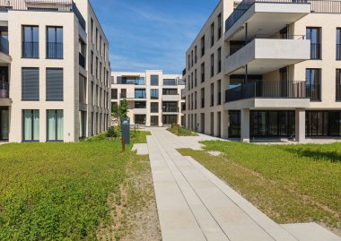 Bremgarten, İsviçre - 16 Haziran 2018: yeni konut caddesindeki Augraben Bremgarten içinde. Bremgarten Aargau, İsviçre Kantonu iline bağlı, onun Ortaçağ tarihi kent Ulusal önemi mirası listeleniyor.