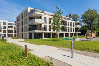 Bremgarten, İsviçre - 16 Haziran 2018: yeni konut caddesindeki Augraben Bremgarten içinde. Bremgarten Aargau, İsviçre Kantonu iline bağlı, onun Ortaçağ tarihi kent Ulusal önemi mirası listeleniyor.