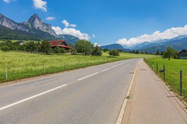 Schwyz, İsviçre Kantonu yaz görünümünde. Schwyz şehir bölgesinin Haziran sonunda resmin çekildiği.