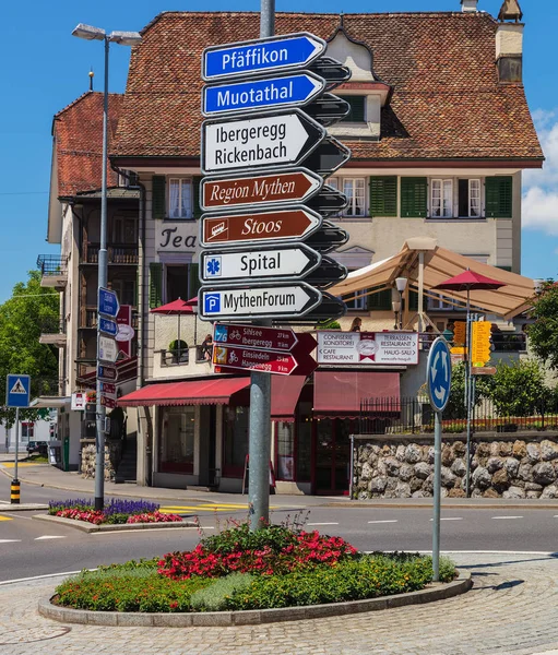 Schwyz 2018年6月23日 Schwyz 镇历史上的一个方向标志和建筑 Schwyz 镇是瑞士 Schwyz 的首府 — 图库照片