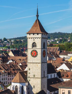 Schaffhausen şehir yaz, kule St. Johann kilisenin ön planda sonundaki görünümünü. Schaffhausen Kuzey İsviçre ve Schaffhausen, İsviçre Kantonu başkenti bir şehirdir.