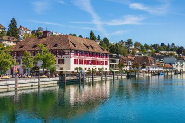 Schaffhausen, İsviçre - 29 Ağustos 2015: Schaffhausen şehir Ren Nehri boyunca binaların. Schaffhausen Kuzey İsviçre bir şehirdir, Schaffhausen, İsviçre Kantonu başkentidir.