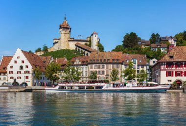 Schaffhausen, İsviçre - 29 Ağustos 2015: binaların şehir Schaffhausen, Ortaçağ Kalesi Munot üstlerindeki, Ms Thurgau Ren Nehri üzerinde bir iskelede. Schaffhausen Kuzey İsviçre bir şehirdir.