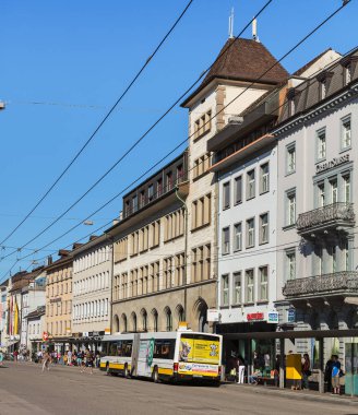 Schaffhausen, İsviçre - 26 Ağustos 2015: insanlar ve binalar Schaffhausen şehir Bahnhofstrasse sokakta. Schaffhausen Kuzey İsviçre bir şehirdir, Schaffhausen, İsviçre Kantonu başkentidir.