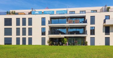 Bremgarten, İsviçre - 16 Haziran 2018: yeni konut caddesindeki Augraben Bremgarten içinde. Bremgarten Aargau, İsviçre Kantonu iline bağlı, onun Ortaçağ tarihi kent Ulusal önemi mirası listeleniyor.