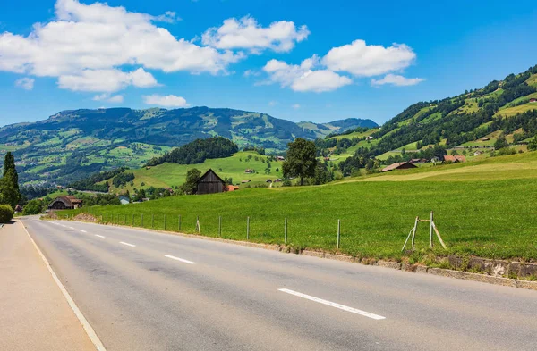 Schwyz, İsviçre Kantonu yaz görünümünde. Schwyz şehir bölgesinin Haziran sonunda resmin çekildiği.