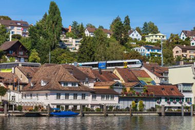 Schaffhausen, İsviçre - 26 Ağustos 2015: binalar Schaffhausen şehir tarihi bölümünün Ren Nehri. Schaffhausen Kuzey İsviçre bir şehirdir, Schaffhausen, İsviçre Kantonu başkentidir.