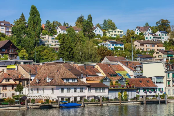 Schaffhausen, İsviçre - 26 Ağustos 2015: binalar Schaffhausen şehir tarihi bölümünün Ren Nehri. Schaffhausen Kuzey İsviçre bir şehirdir, Schaffhausen, İsviçre Kantonu başkentidir.
