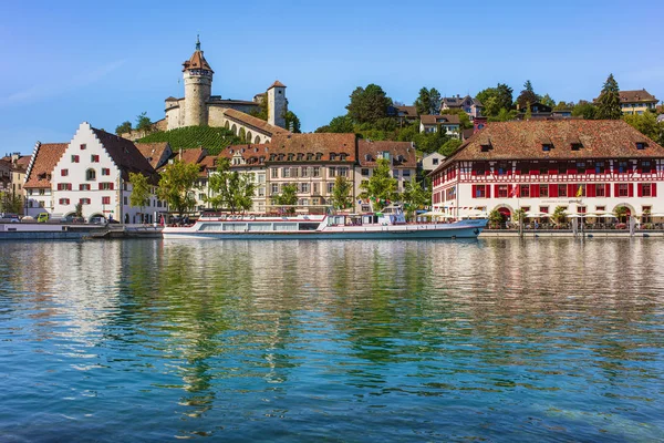 シャフハウゼン スイス 2015 建物に沿ってシャフハウゼンの町の歴史的な部分のライン川 中世の要塞ムノー 桟橋で トゥールガウ州 シャフハウゼンは スイス北部でライン川にある都市です — ストック写真
