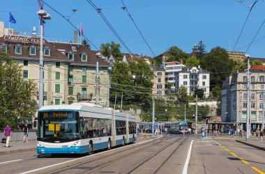 Zürih, İsviçre - 30 Haziran 2018: Hess troleybüs Bahnhofbrucke Köprüsü, arka planda merkezi kare boyunca geçen. Hess İsviçre otobüs, troleybüs ve ticari araç üreticisi Hess Ag şirketinin markasıdır.