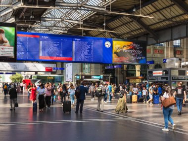 Zürih, İsviçre - 30 Haziran 2018: insanlar ve varış kalkış kartı, Zürih Ana Tren İstasyonu hall. En büyük ve en yoğun Tren İstasyonu İsviçre, Zürih Ana Tren İstasyonu olduğunu.