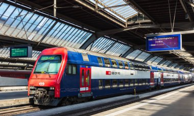 Yolcu tren Zürih ana tren istasyonu platformu