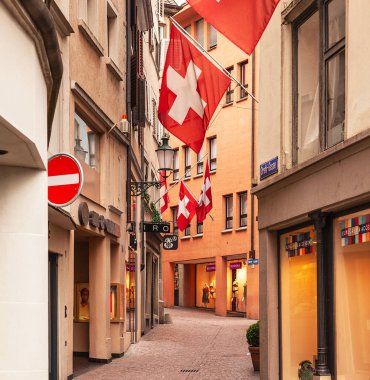 Zürih, İsviçre, 1 Ağustos 2014: Zürih şehir eski bir kasaba sokak İsviçre Milli Günü için bayraklarıyla süslenmiş. İsviçre Milli günü İsviçre, 1 Ağustos'ta kutlanan Ulusal bayramdır. 