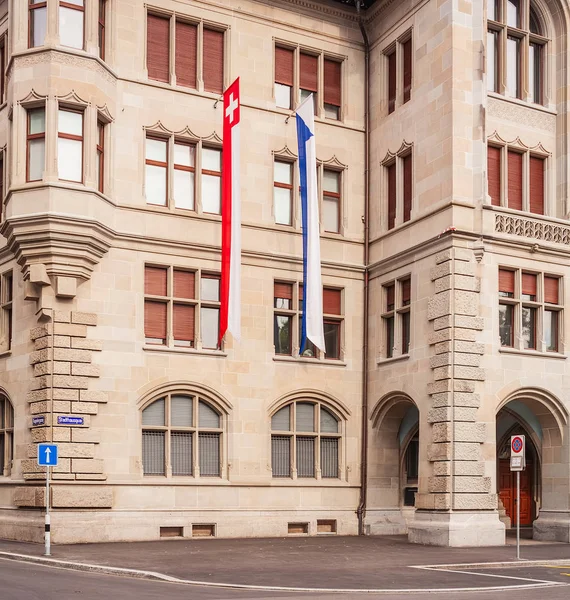 チューリッヒ スイス 2014 スイスの国民日の旗で飾られてチューリッヒ市庁舎建物のファサードの一部です スイスの建国記念日は 日に祝われるスイス連邦共和国の国民の祝日 — ストック写真