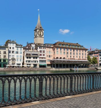 Zürih, İsviçre - 18 Haziran 2017: binaların Zürih şehir Limmat Nehri Kulesi St. Peter Kilisesi tarihi parçası. Zürih İsviçre ve Swiss canton Zürih'in başkenti en büyük kenti olduğunu.