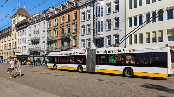 Schaffhouse Suisse Août 2015 Personnes Trolleybus Bâtiments Sur Rue Bahnhofstrasse — Photo