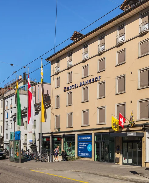 Schaffhausen, İsviçre - 26 Ağustos 2015: binalar Schaffhausen şehir Bahnhofstrasse sokakta. Schaffhausen Kuzey İsviçre bir şehirdir, Schaffhausen, İsviçre Kantonu başkentidir.